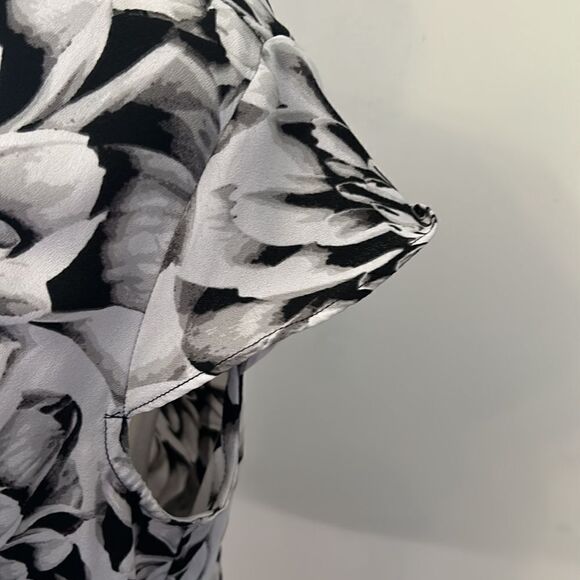 Worthington black white floral button front cap sleeve blouse Size M - Picture 4 of 8